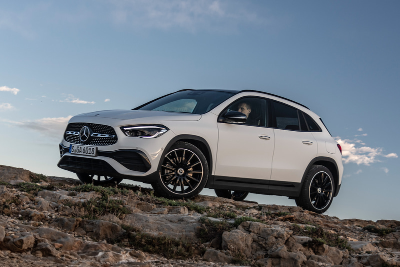 4MATIC車では全車「オフロードエンジニアリングパッケージ」を標準装備。エンジン出力やABSの介入コントロールによってオフロード走行を最適化する追加モードを用意するほか、下り坂で2km/h～18km/hのプリセット速度を維持する「ダウンヒルスピードレギュレーション」も使用可能