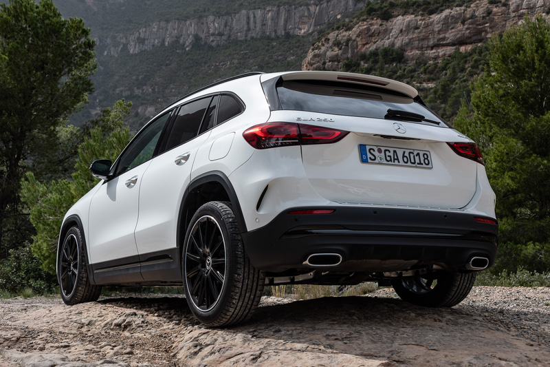 4MATIC車では全車「オフロードエンジニアリングパッケージ」を標準装備。エンジン出力やABSの介入コントロールによってオフロード走行を最適化する追加モードを用意するほか、下り坂で2km/h～18km/hのプリセット速度を維持する「ダウンヒルスピードレギュレーション」も使用可能