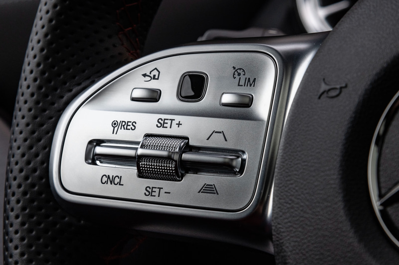 左側ステアリングスポークにACCなどの操作スイッチをレイアウト