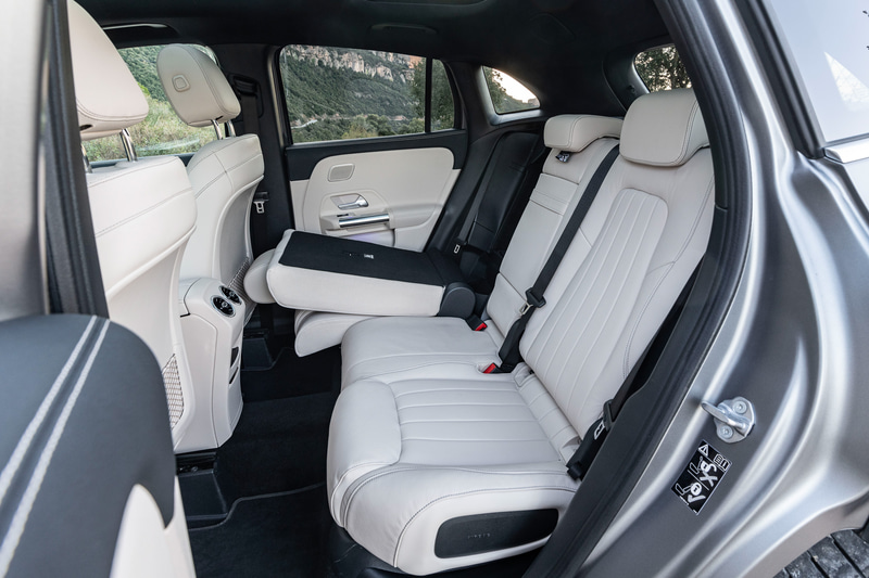 40：20：40分割可倒式のリアシートは、140mmの前後スライド機能もオプション設定