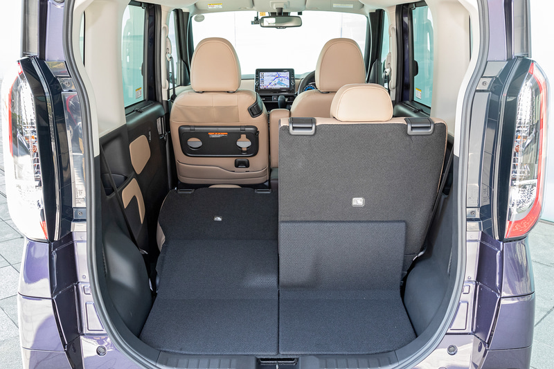 ラゲッジスペースの床面の長さは675mmと広いスペースを確保したことで、48Lのスーツケースを同時に4個積載できる能力を持つ