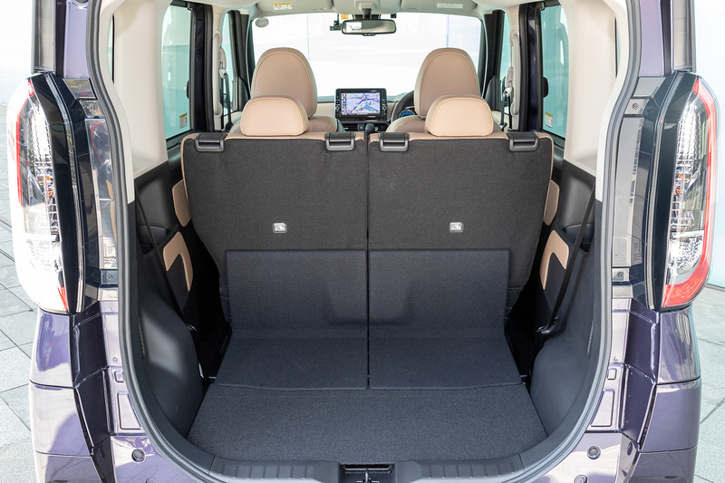 ラゲッジスペースの床面の長さは675mmと広いスペースを確保したことで、48Lのスーツケースを同時に4個積載できる能力を持つ