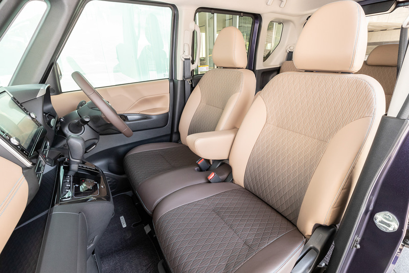 インテリアではクラストップレベルの広い室内を実現し、後席ニールームは795mmを確保するなど、大人もゆったりと座ることが可能。後席の室内高は1400mmと、小さな子供なら立ったまま着替えることもできる空間を備えた。また、片足を車体の下にかざすだけで自動で開閉する「ハンズフリーオートスライドドア」を両側に採用