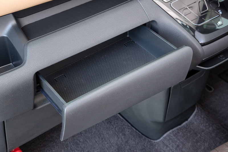 グローブボックスや助手席前のティッシュボックスを収納できるボックスをはじめ、インパネ中央の引き出し式のトレー、助手席下の引き出せるアンダーボックスなど多数の収納スペースが用意される
