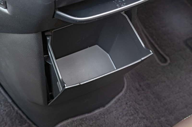 グローブボックスや助手席前のティッシュボックスを収納できるボックスをはじめ、インパネ中央の引き出し式のトレー、助手席下の引き出せるアンダーボックスなど多数の収納スペースが用意される