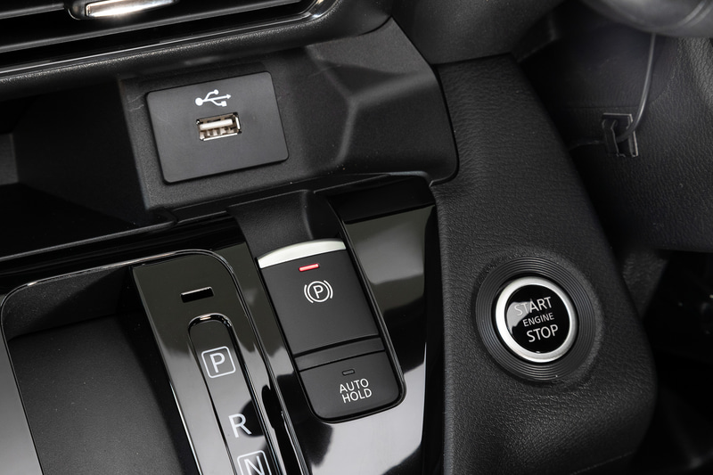 インテリアではクラストップレベルの広い室内を実現し、後席ニールームは795mmを確保するなど、大人もゆったりと座ることが可能。後席の室内高は1400mmと、小さな子供なら立ったまま着替えることもできる空間を備えた。また、片足を車体の下にかざすだけで自動で開閉する「ハンズフリーオートスライドドア」を両側に採用