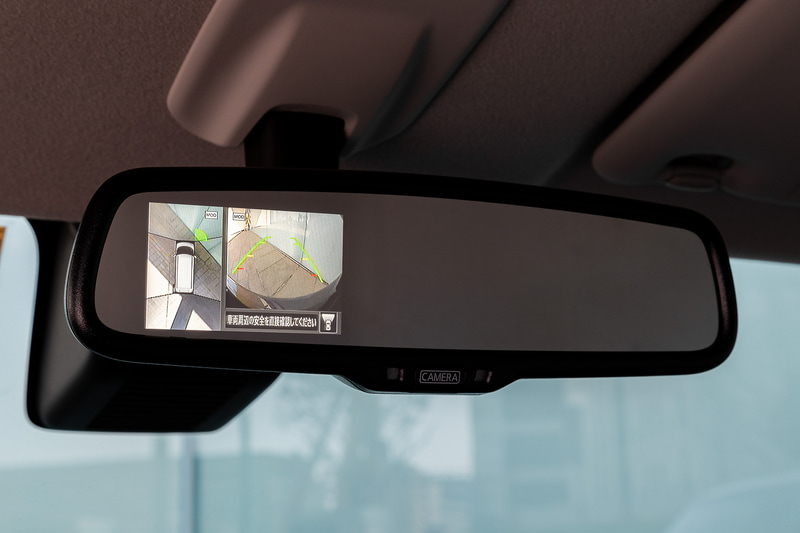 インテリアではクラストップレベルの広い室内を実現し、後席ニールームは795mmを確保するなど、大人もゆったりと座ることが可能。後席の室内高は1400mmと、小さな子供なら立ったまま着替えることもできる空間を備えた。また、片足を車体の下にかざすだけで自動で開閉する「ハンズフリーオートスライドドア」を両側に採用