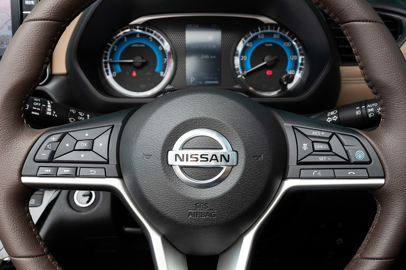 インテリアではクラストップレベルの広い室内を実現し、後席ニールームは795mmを確保するなど、大人もゆったりと座ることが可能。後席の室内高は1400mmと、小さな子供なら立ったまま着替えることもできる空間を備えた。また、片足を車体の下にかざすだけで自動で開閉する「ハンズフリーオートスライドドア」を両側に採用