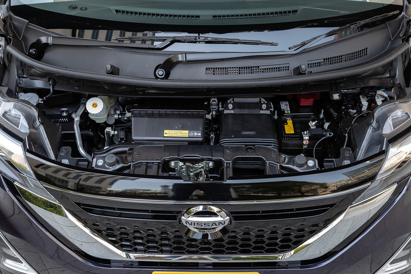 パワートレーンは直列3気筒DOHC 0.66リッター「BR06」型エンジンとCVTの組み合わせ。自然吸気とターボのいずれも「SM21」モーターと組み合わせたスマートシンプルハイブリッド仕様。ターボ（写真）は最高出力47kW（64PS）/5600rpm、最大トルク100Nm（10.2kgfm）/2400-4000rpm。自然吸気は最高出力38kW（52PS）/6400rpm、最大トルク60Nm（6.1kgfm）/3600rpm