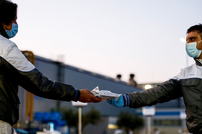 医療用マスクと手袋を含む個人用キットが毎日提供される