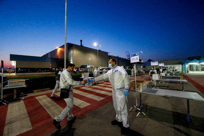 医療用マスクと手袋を含む個人用キットが毎日提供される