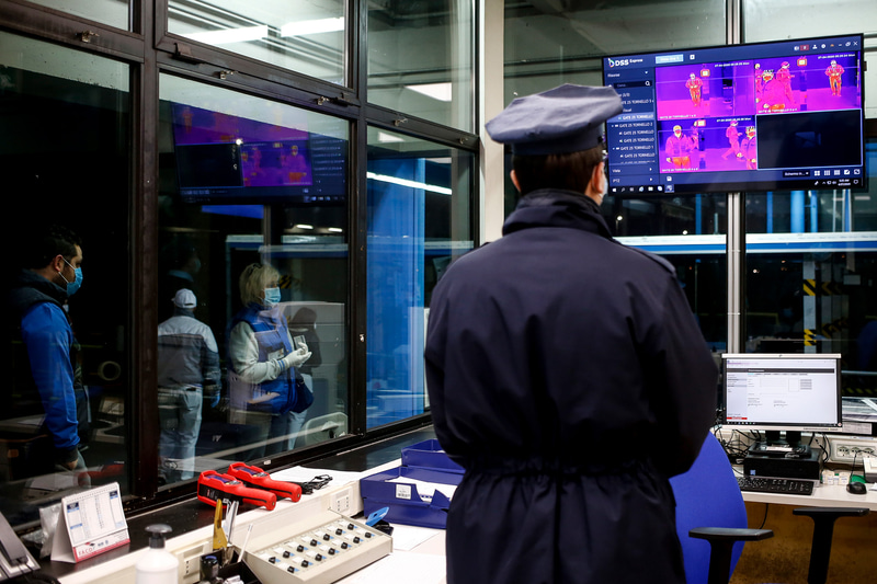 工場入口の体温測定用のモニタリングカメラ