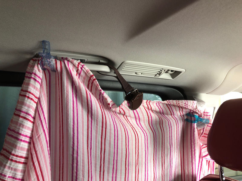 純正のロールサンシェードがないクルマで困るのが、子供を直撃する日差しをどうさえぎるか。わが家は1個2000円以上する高価なものから、100円ショップのものまで吸盤式のサンシェードを使ってみましたが、結局行き着いたのはコレでした（笑）。洗濯バサミと薄手のブランケットやバスタオルで十分。着替えや授乳をする時の目隠しとしても役立ちますよ