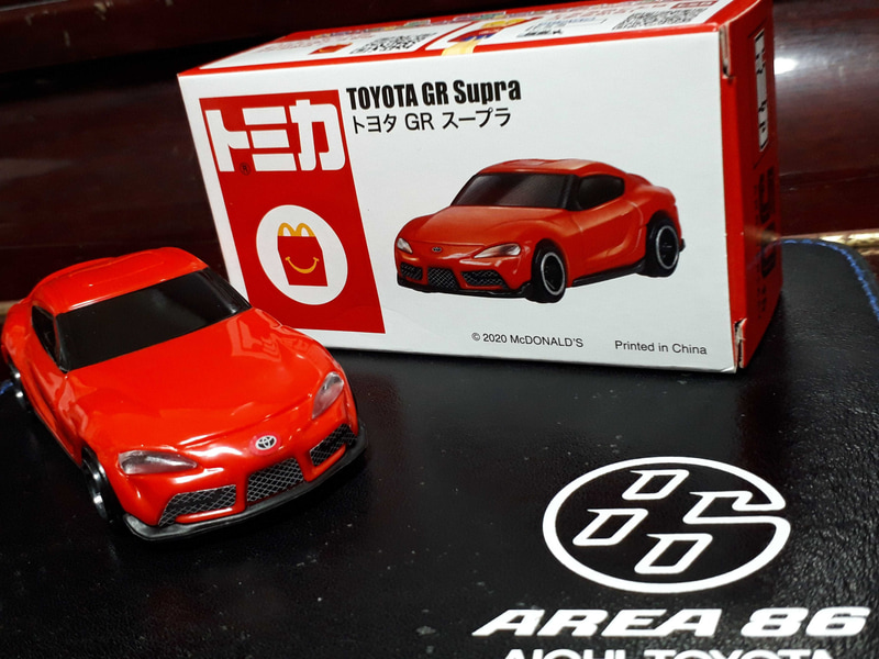 赤い「トヨタ GR スープラ」がマクドナルドの「ハッピーセット」のおもちゃとして5月1日に登場