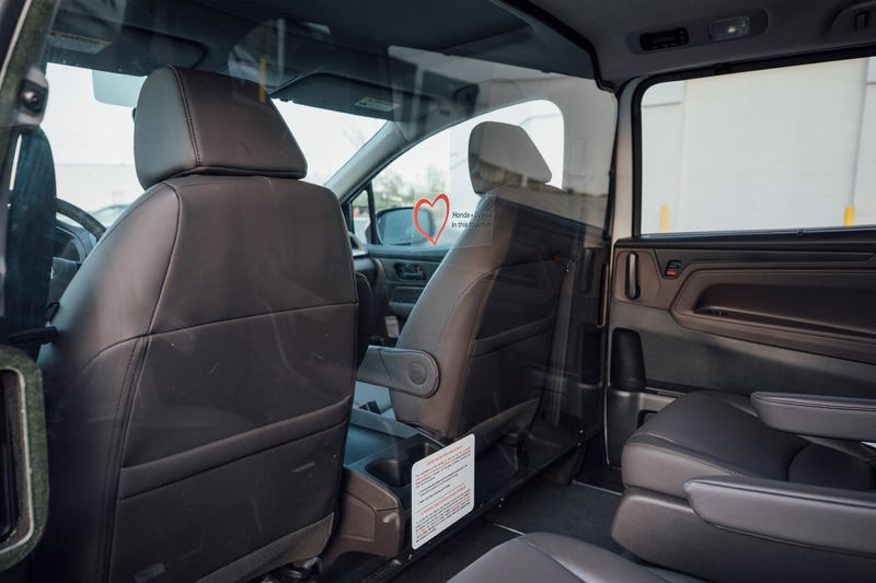 運転席と後部席を分ける仕切り