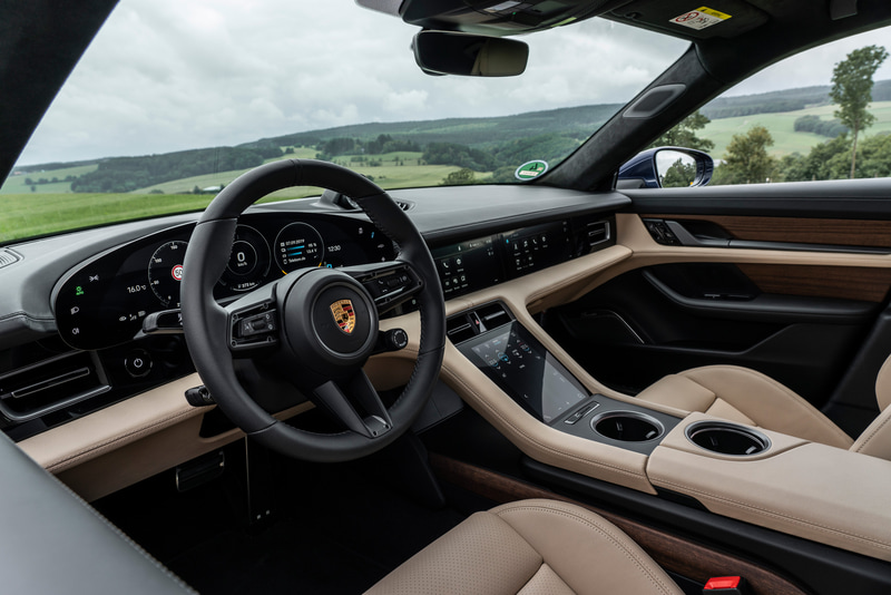 ステアリング奥には湾曲した16.8インチのディスプレイが装備され、その両側にはタッチスクリーンのコントロールパネルを設置。センターコンソールはタッチコントロール式を採用し、メニューバーからナビゲーションやApple CarPlayなどの設定を操作できる。タイカンはAppleMusicが車両に組み込まれた世界初のモデルとなっており、Apple IDとポルシェIDをリンクさせることで5000万の音楽や特別なプレイリスト、ラジオなどを楽しむことができる（インテリアの写真は欧州仕様）