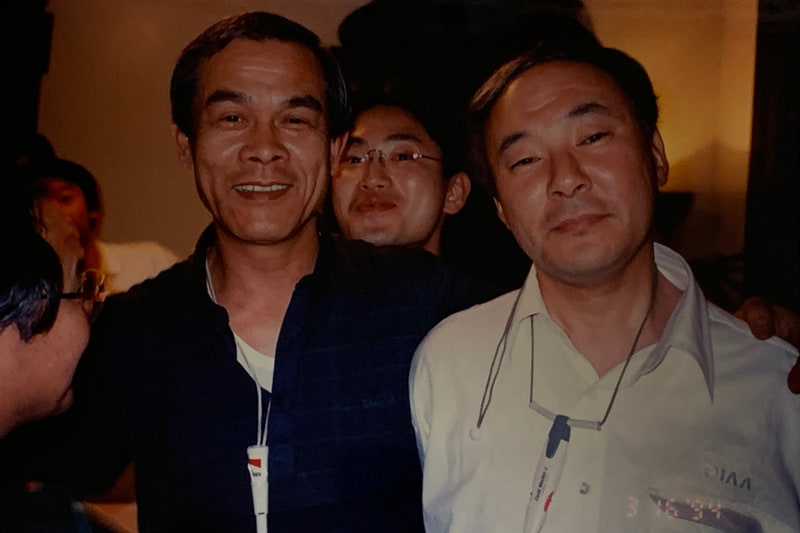 ホンダの名物広報マンで物故された松岡さん（左）と、先月ホンダ広報に部長で帰ってきた渡辺康治さん（中央）。1994年オーストラリアで