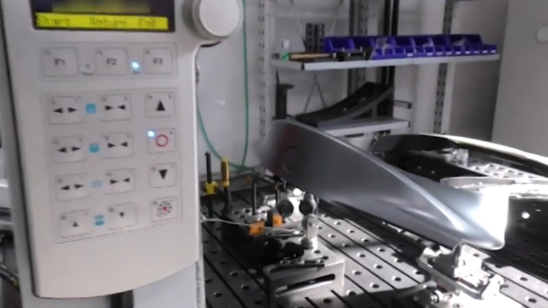 生産工程にあるトヨタ自動車「スープラ」のリフトゲート