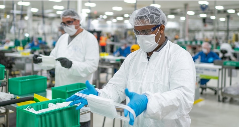 GMのウォーレン製造工場にてフェイスマスクを検査するオペレーター