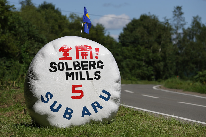 ロードサイドにはSWRT（スバルワールドラリーチーム）の6名に選手名を応援する牧草ロールが置かれていました