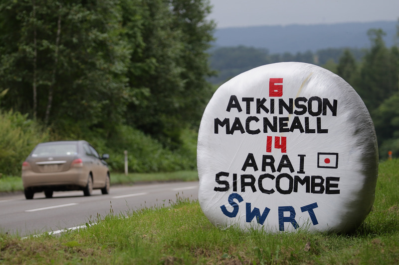 ロードサイドにはSWRT（スバルワールドラリーチーム）の6名に選手名を応援する牧草ロールが置かれていました