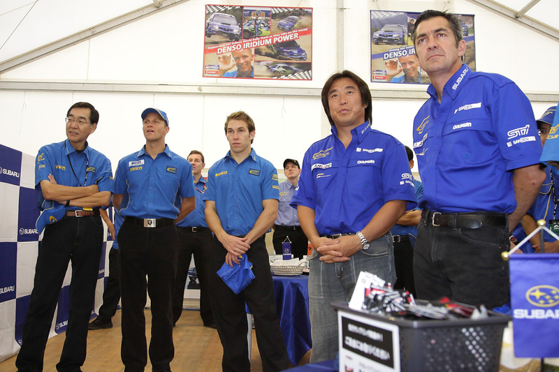 左から当時の富士重工社長 吉永泰之氏、ペター・ソルベルグ選手、クリス・アトキンソン選手、新井敏弘選手、トニー・サーカム選手