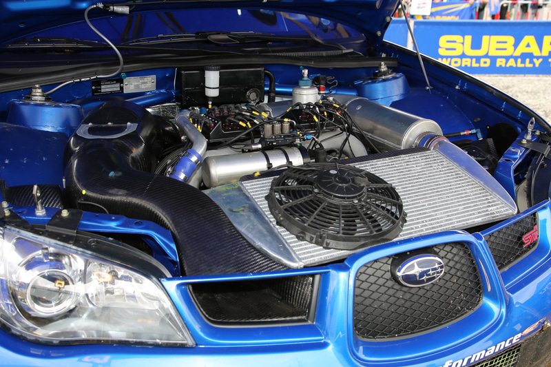 改造範囲の広いWRカーのメカニズムは市販車と大きく異なりますが、インプレッサWRC2006はシーズンを通して最適なセッティングが見つからなかったような印象でした。またラリージャパンで起きたブレーキトラブルに関しては新井選手のみ別の国産メーカーのパッドを使っていたため難を逃れました