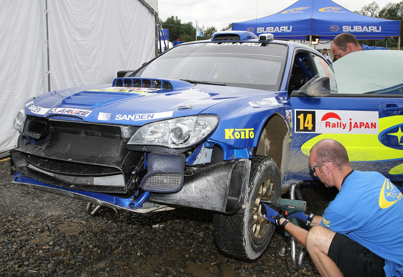 改造範囲の広いWRカーのメカニズムは市販車と大きく異なりますが、インプレッサWRC2006はシーズンを通して最適なセッティングが見つからなかったような印象でした。またラリージャパンで起きたブレーキトラブルに関しては新井選手のみ別の国産メーカーのパッドを使っていたため難を逃れました