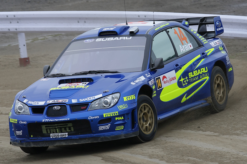 カーナンバー14 新井選手のマシンだけカラーリングが異なっています