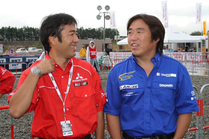 PWRCの勝者は日本の奴田原文雄/ダニエル・バリット（三菱ランサーエボリューションIX）。青いスバルの新井選手、赤い三菱の奴田原選手は今でも全日本で争うライバルです