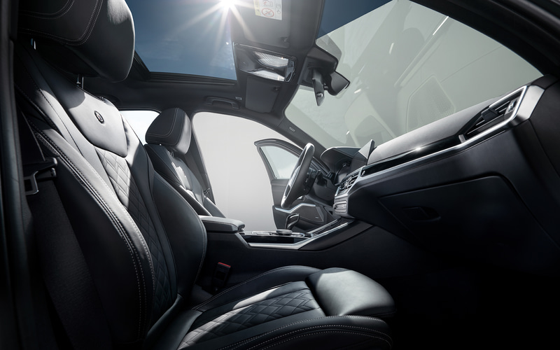 青色の背景に赤いポインターを採用するアルピナデザインのフルカラーデジタル機器ディスプレイは、高度な構成オプションとカスタマイズも可能