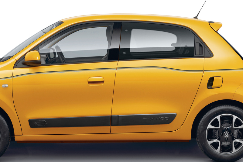 ボディサイドのストライプのデザインを3色の3本ラインに変更