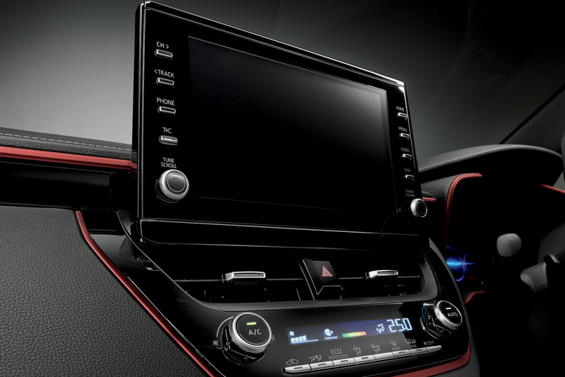 立体的に見えるオプティトロン3眼メーター＋7.0インチTFTカラーマルチインフォメーションディスプレイ、9インチディスプレイオーディオといった先進的装備を充実