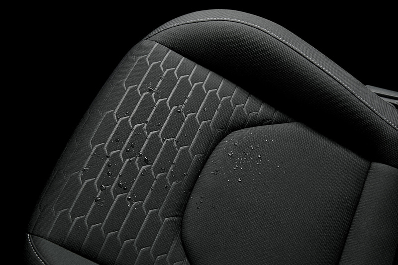 フロントシートは、ホールド性を高めるとともに、表皮にはっ水加工を施した上級ファブリックスポーツシートを採用。運転席・助手席のシートヒーターを特別装備した