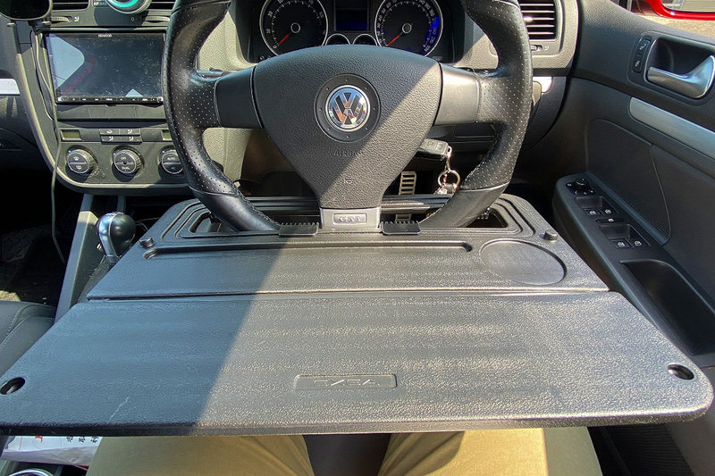 ハンドルの下側から差し込んで引っかけて使うタイプだが、意外としっかりと固定されるという