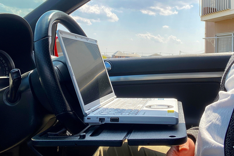 サイズや種類によるがノートPCを置ける広さがある