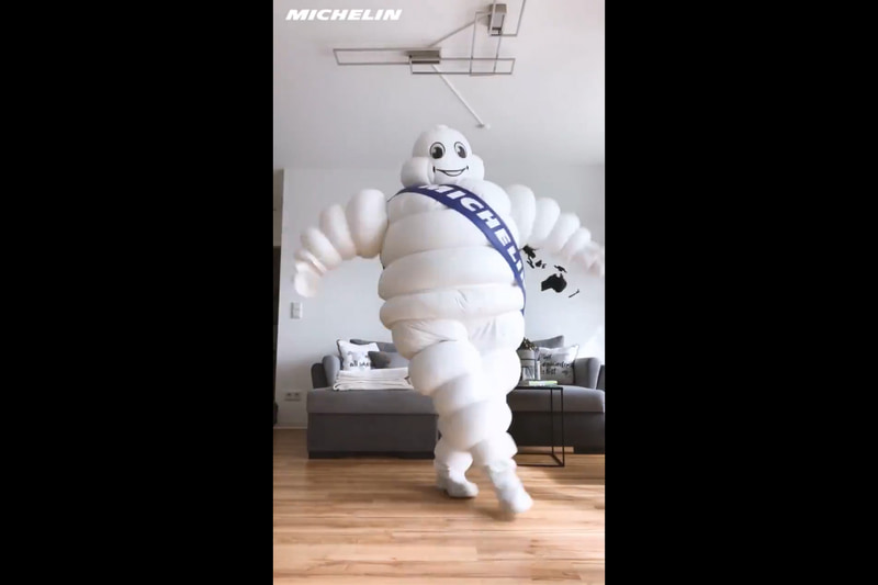 華麗なダンスを披露