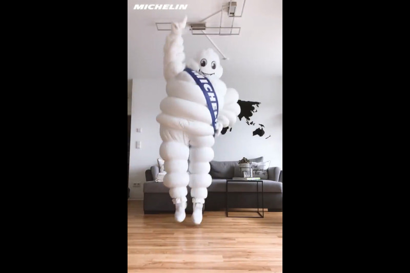 華麗なダンスを披露