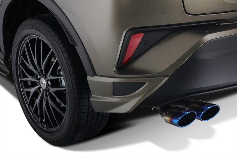 前期型との共通品となる「リアバンパーフィン」未塗装品：2万8000円（税別）、塗装品：3万4000円（税別）