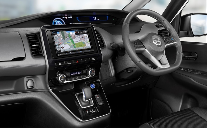 セレナに楽ナビ「AVIC-RL910」を取り付けたイメージ