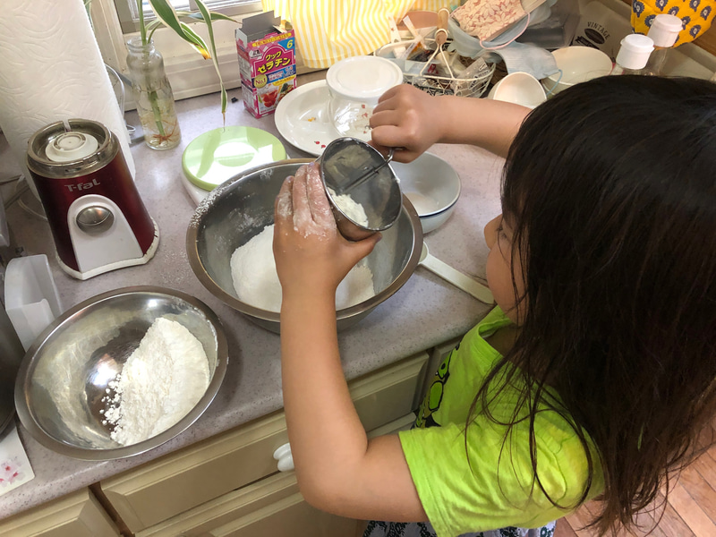 5歳になって、なんでも「やりたい！」と手を出してくるようになった娘。粉モノは飛び散ると掃除が大変なので気が引けますが、ステイホームで時間があるときだからこそ、多少汚されてもゆっくり掃除できるし、と割り切れますね（笑）。材料を計量して、しっかり混ぜるところまで娘がやってくれました