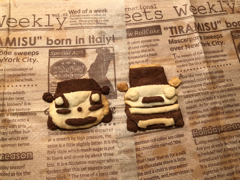 焼き上がりました～！　クッキーで作った初代ロードスター（左）と、新型ハスラー（のつもり）です。どちらも、ちょっとマンガちっくにデフォルメしたイラストを参考にしたので、いろいろと荒さは目立つものの可愛く焼けてまぁまぁの出来栄えかな？　次はもう少し、生地の厚みを均等にして焼き上がりの色を統一させたいなと、反省と野望が湧き上がった私でした