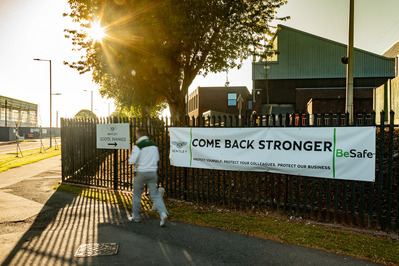 「Come Back Stronger」の横断幕