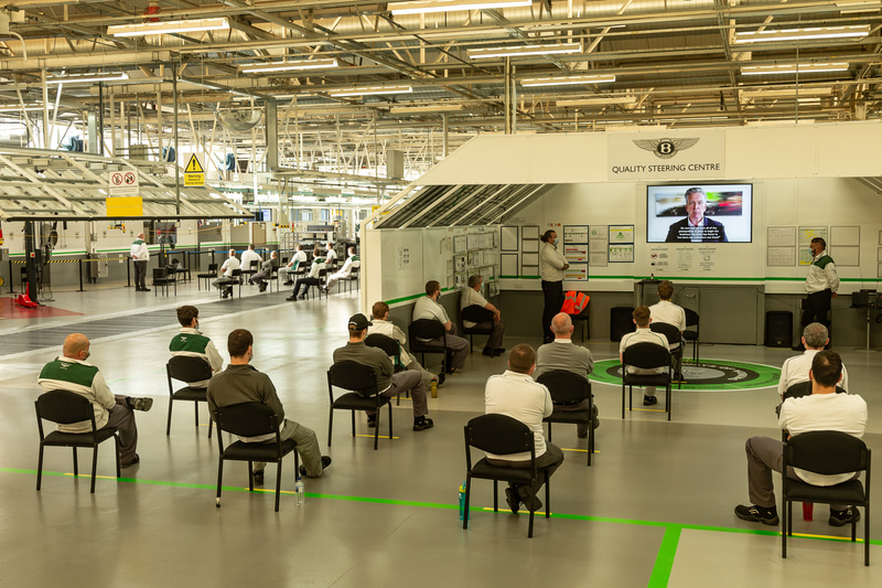 工場内のミーティングも離れて座る