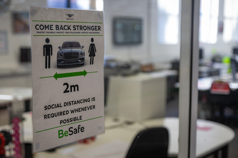 クルマ1台分＝社会的距離確保の標識