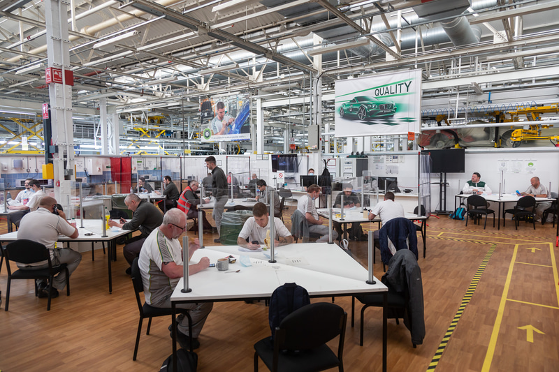 スタッフが製造したプラスチックの仕切り