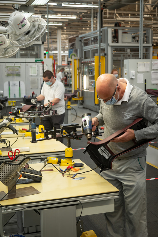 作業場を1つ飛びで使用するスタッフ