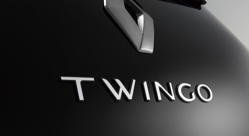 トゥインゴ ブリヤントではLEDヘッドライト、クローム仕上げのドアミラーカバーとリアエンブレム、キッキングプレート、ドットサイドストライプを装備