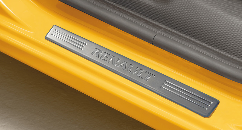 トゥインゴ ブリヤントではLEDヘッドライト、クローム仕上げのドアミラーカバーとリアエンブレム、キッキングプレート、ドットサイドストライプを装備