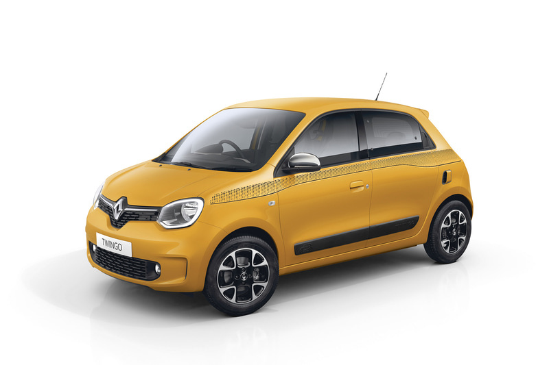 トゥインゴ ブリヤントではLEDヘッドライト、クローム仕上げのドアミラーカバーとリアエンブレム、キッキングプレート、ドットサイドストライプを装備